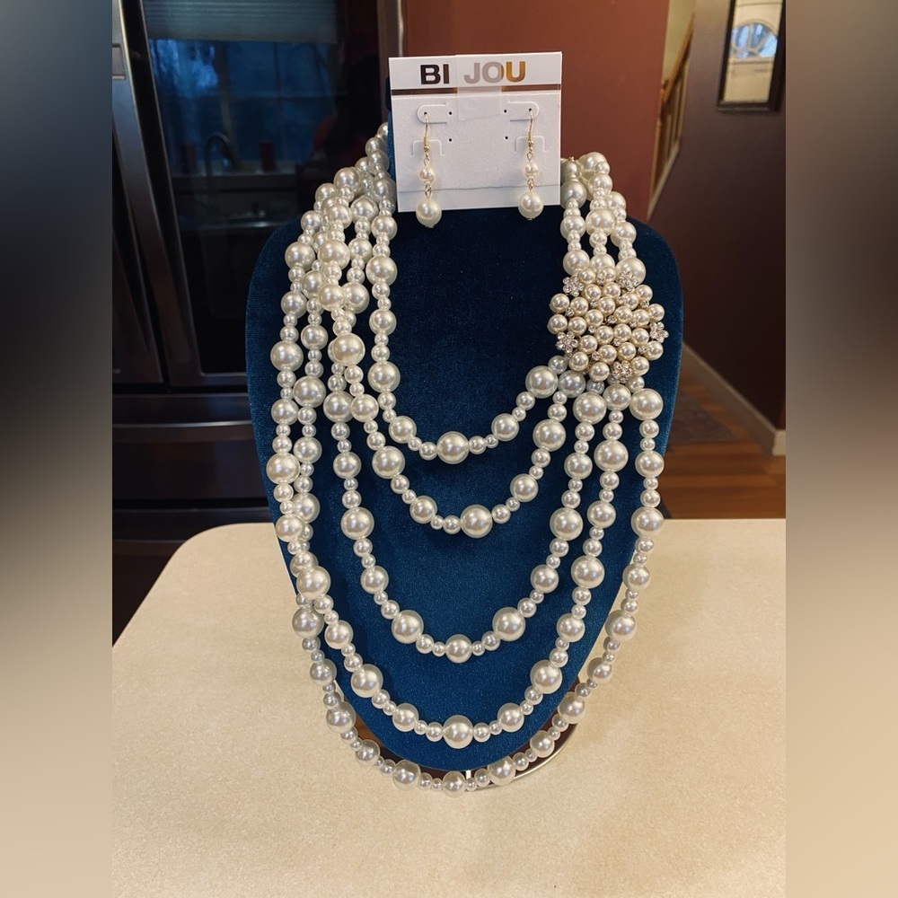 BIJOU Long Multilayered Faux Pearl Flapper Necklace w/Crystal Brooch, NWT - Picture 3 of 17
